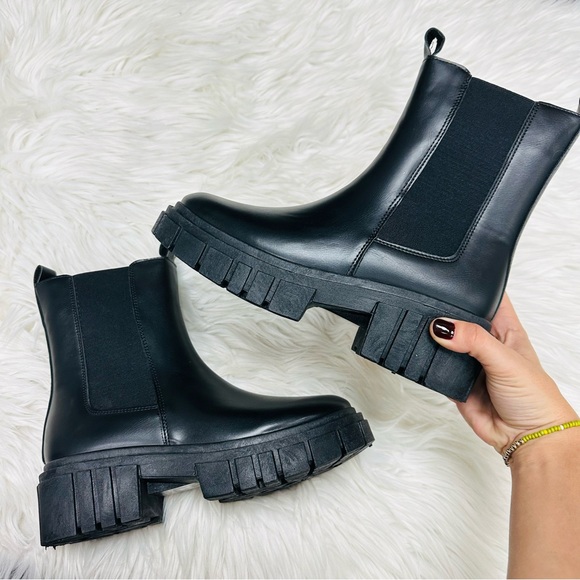 Qupid Black Chelsea Boots - Picture 4 of 5